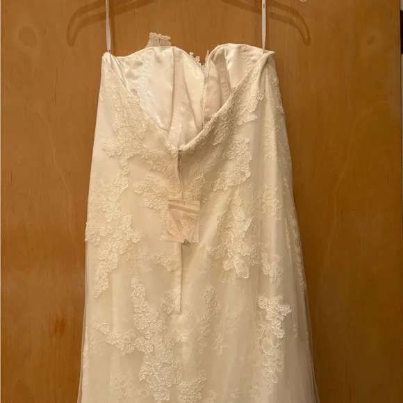 Vera Wang Strapless Lace Bridal Gown - Picture 5 of 12